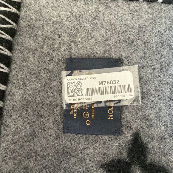 Louis Vuitton Monogram Eclipse Blanket - Picture 8 of 8